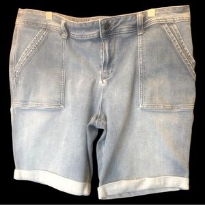 Time & Tru ladies sz 18 Jean shorts. Large front pockets rounded back pockets
